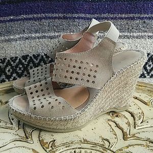 SUPER CUTE taupe suede wedges!